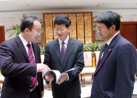 中共中央政治局委员孟建柱与时任学院院长陈志龙亲切交谈